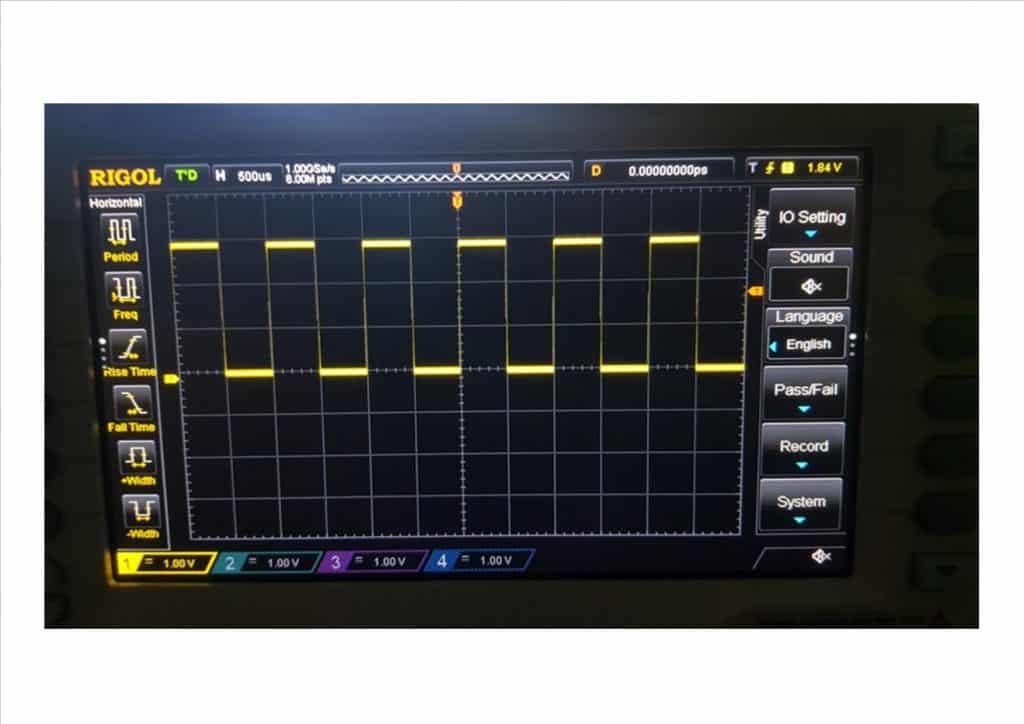 señal cuadrada pantalla osciloscopio